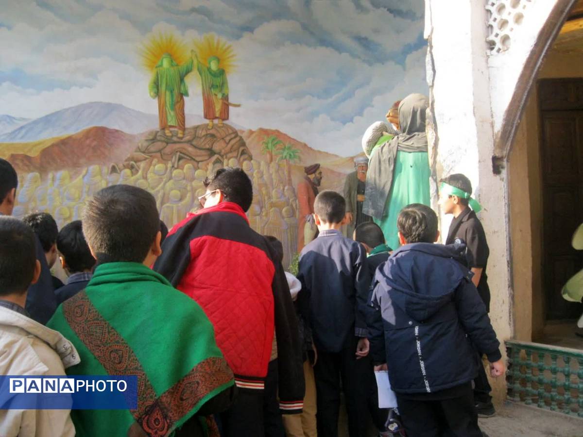 بازدید دانش آموزان دبستان سمیه قم از نمایشگاه حدیث غربت