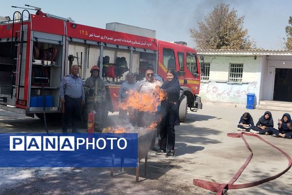آموزش اصول اولیه آتش‌نشانی در مدرسه زکیه صباشهر