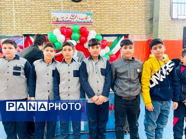 مراسم جشن انقلاب و تقدیر از دانش‌آموزان مقام‌آور مدرسه معلم