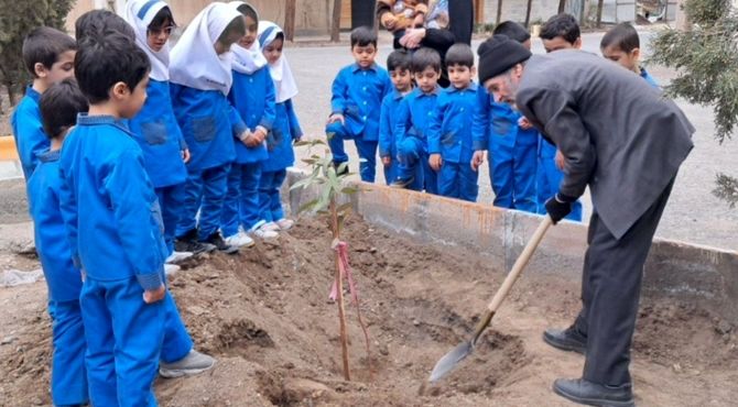 آموزش کاشت درخت در پیش دبستانی باغ آیه ها