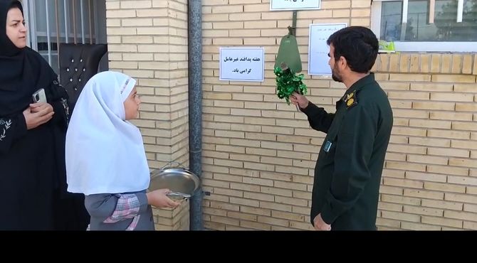 نواختن زنگ پدافند غیر عامل در دبستان پانزده خرداد شهرستان زارچ 