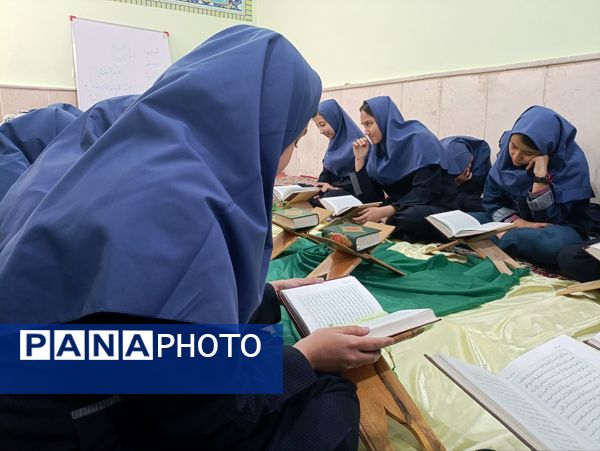 برگزاری محفل نورانی انس با قرآن در دبیرستان دکتر جواد حداد۲ ناحیه پنج