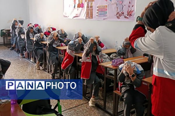 هلال‌احمر در بعثت ۲؛ تمرین ایمنی با دختران دبستانی