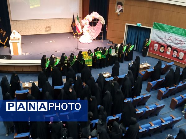 حضور دانش‌آموزان دبیرستان میعاد قم در همایش مرکز مدیریت حوزه علمیه خواهران به مناسبت دهه کرامت