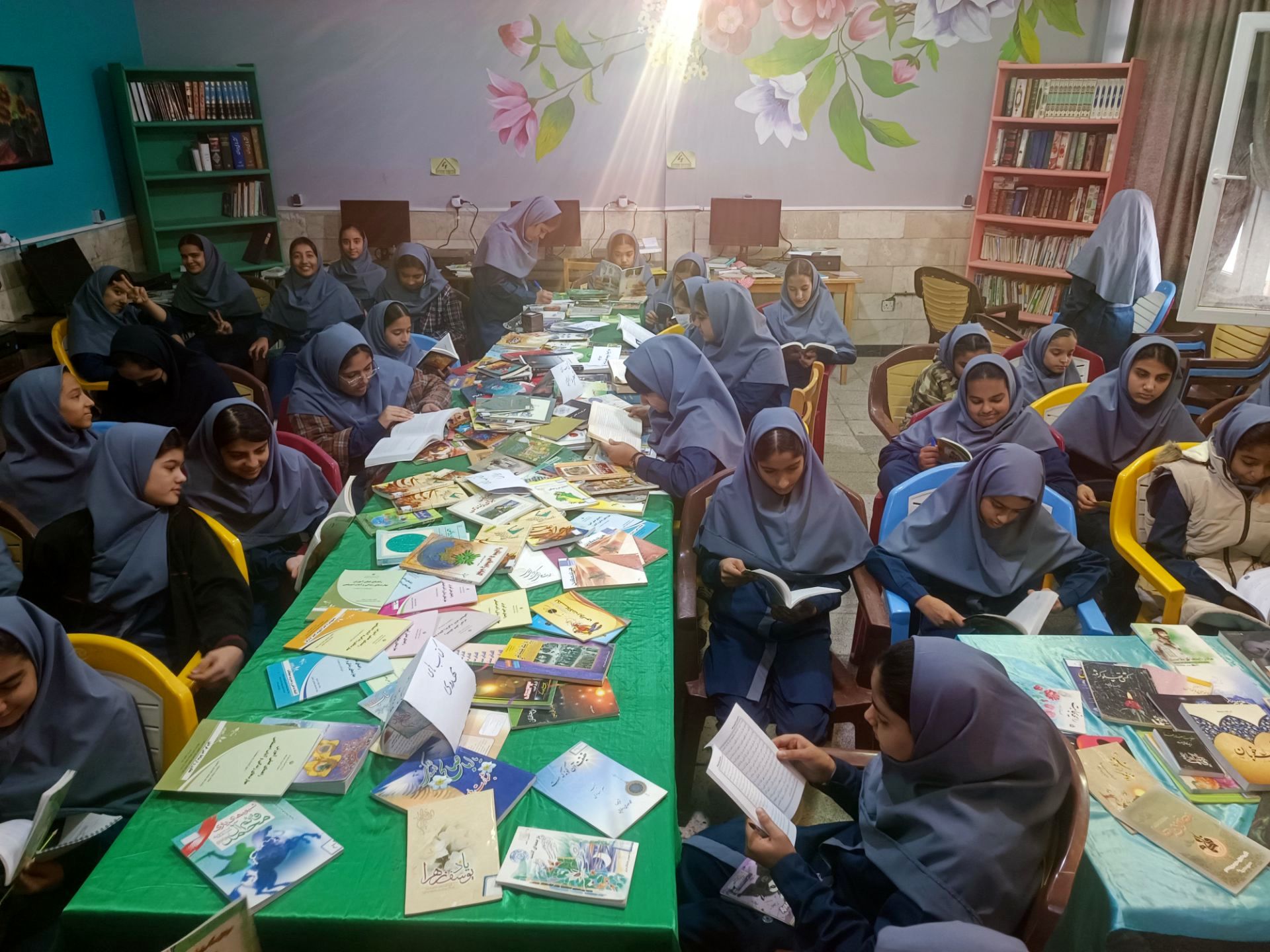 جشن کتاب و مطالعه در دبیرستان دخترانه متوسطه اول 15 خرداد 