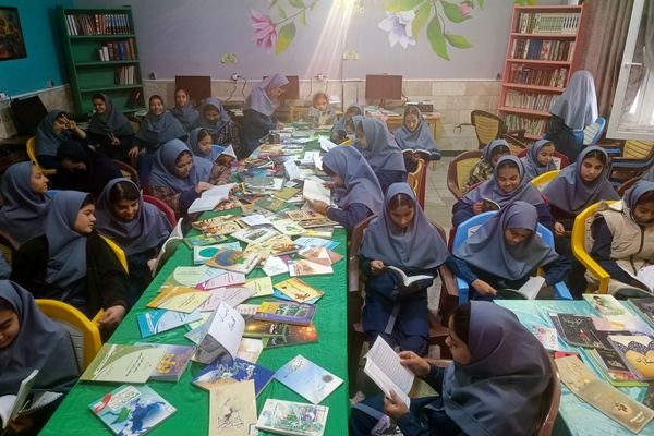جشن کتاب و مطالعه در دبیرستان دخترانه متوسطه اول 15 خرداد 