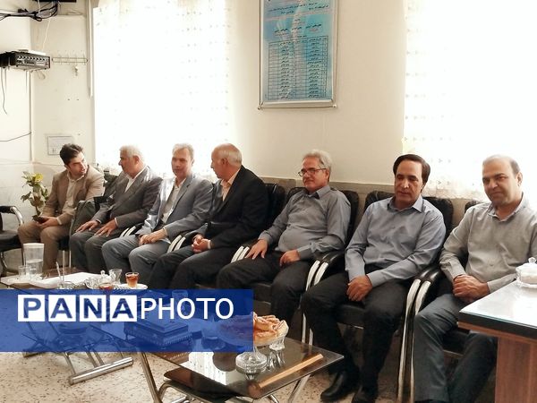 بازدید معاون پرورشی و تربیت بدنی آموزش و پرورش کاشمر از دبیرستان امام حسین (ع) 