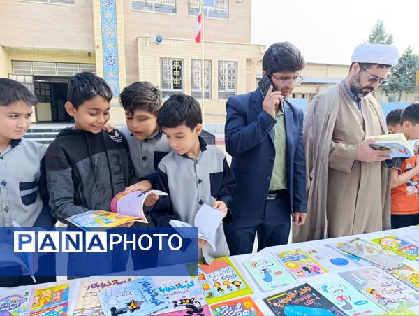 برگزاری نمایشگاه کتاب در دبستان معلم دو آشخانه 