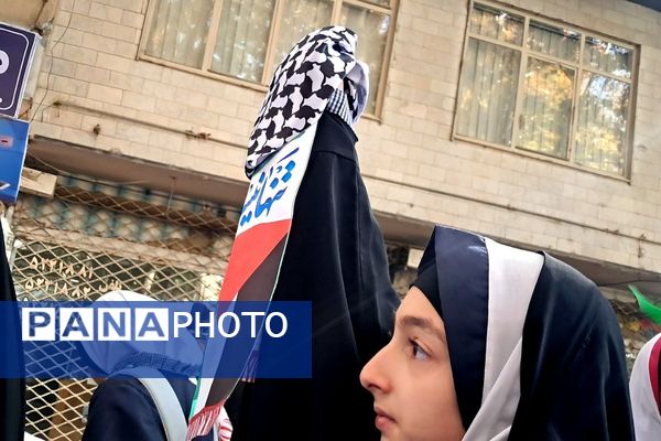 حضور پرشور دانش‌آموزان مدارس شهرستان دماوند، در راهپیمایی یوم‌الله ۱۳ آبان
