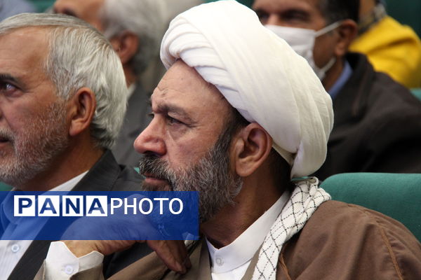 آیین رونمایی کتاب سبیل صورتی در یزد