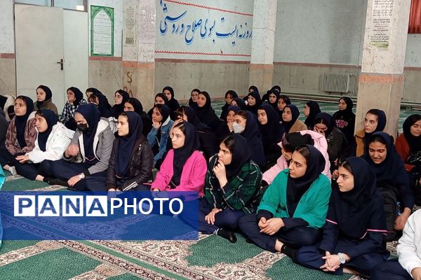 نشست کتابخوان مدرسه‌ای در دبیرستان دخترانه جوادالائمه بهارستان‌دو