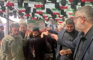 حسینی: کنار شهدا آمدیم تا بگوییم ملت ایران اتحاد دارند