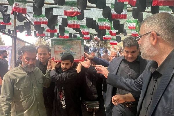 حسینی: کنار شهدا آمدیم تا بگوییم ملت ایران اتحاد دارند