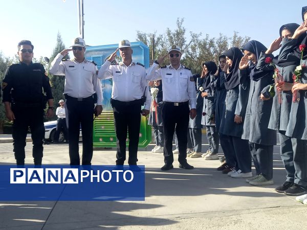 گرامیداشت هفته نیروی انتظامی در دبستان فرهنگ فرازمند