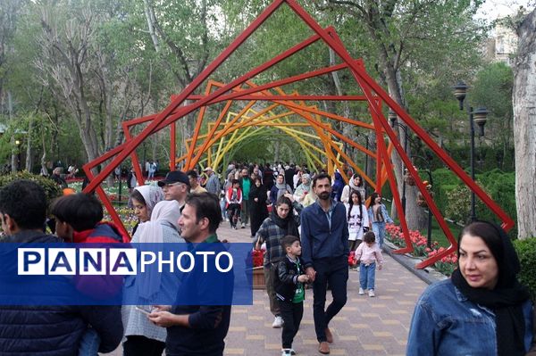 حال و هوای جشنواره  لاله‌های کرج 