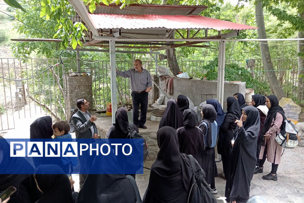 بازدید دانش‌آموزان جعفرآباد از کارگاه گلاب‌گیری روستای «بنابر»