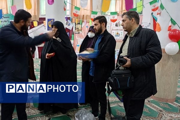 افتتاح نمایشگاه مدرسه انقلاب، کاری مشترک از دبیرستان ولیعصر (عج) و دبیرستان مهدیه ناحیه یک ری