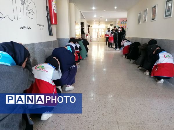 نواختن زنگ زلزله در دبیرستان کوشش شهرستان فاروج 