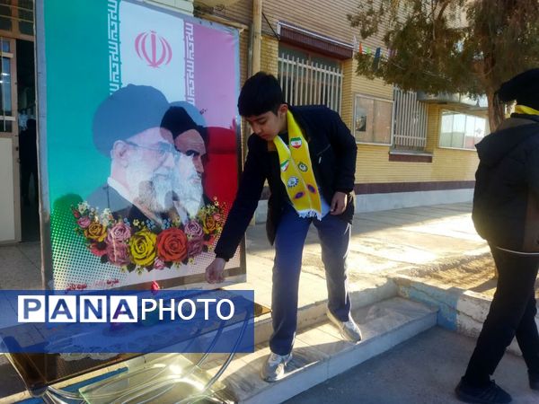 گرامیداشت دهه فجر با حضور گروه پیشتازان دبیرستان نمونه دانش