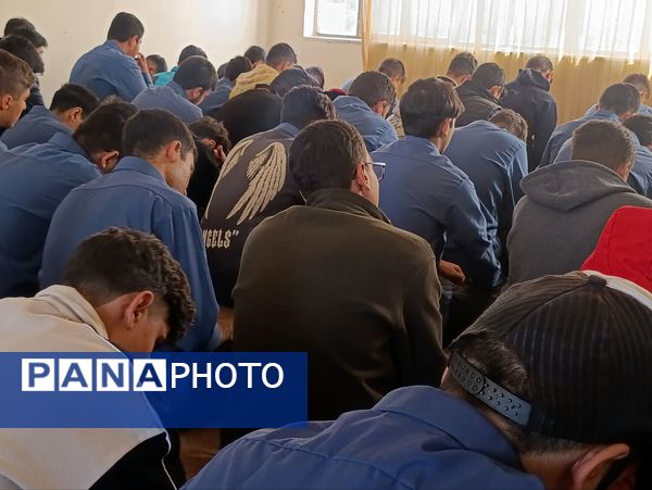 زمزمه‌های عاشورایی دانش‌آموزان در نمازخانه هنرستان شیخ‌الرئیس