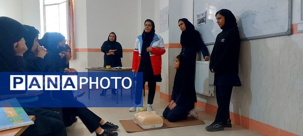 گرامیداشت هفته پدافند غیر عامل در دبیرستان نمونه دولتی برکت خاتم