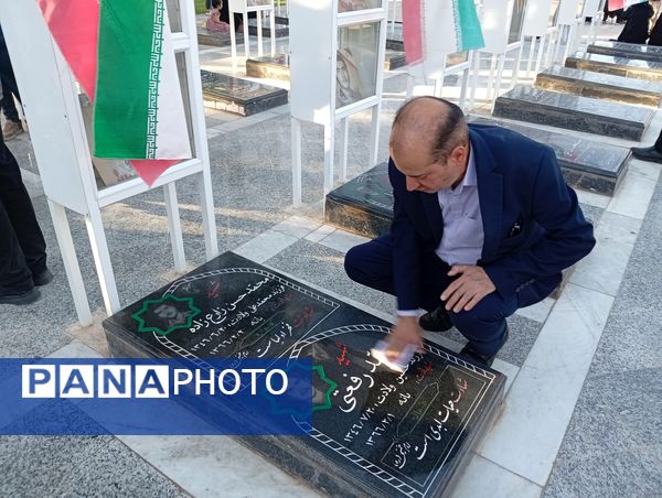 عطر افشانی و گلباران مزار شهدا توسط مسئولین کاشمر به مناسبت هفته دولت