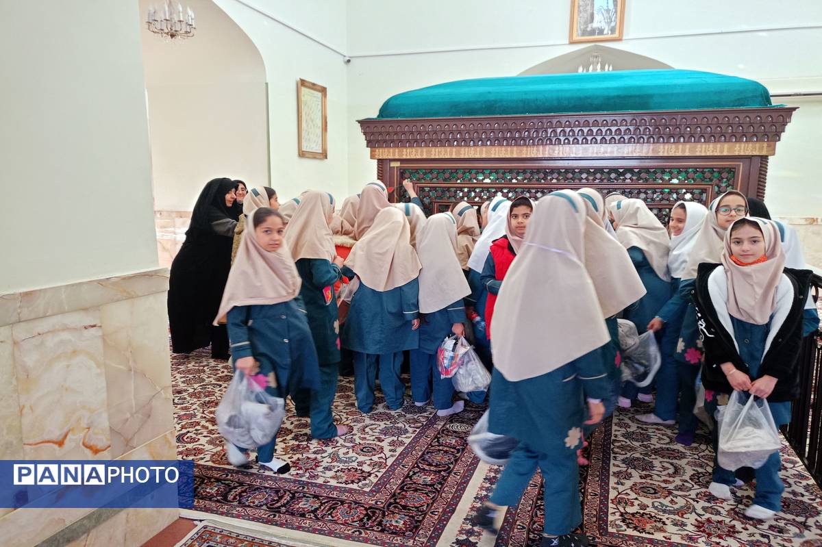 غبارروبی مزار شهدا توسط دانش‌آموزان دبستان سمیه