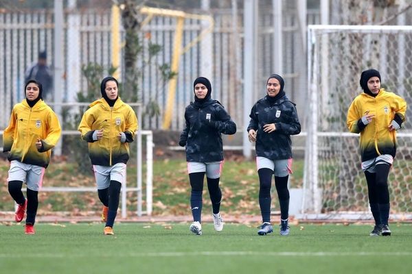 دختران فوتبالیست ایران در اردوی تیم ملی پا به توپ شدند