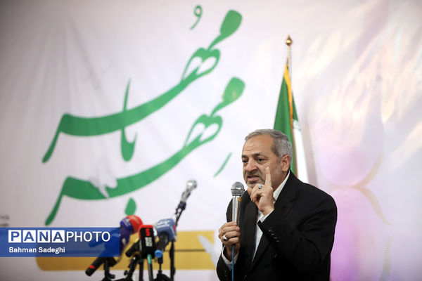 اقامه اذان و نماز با شعار «مِهر با مُهر» با حضور وزیر آموزش و پرورش