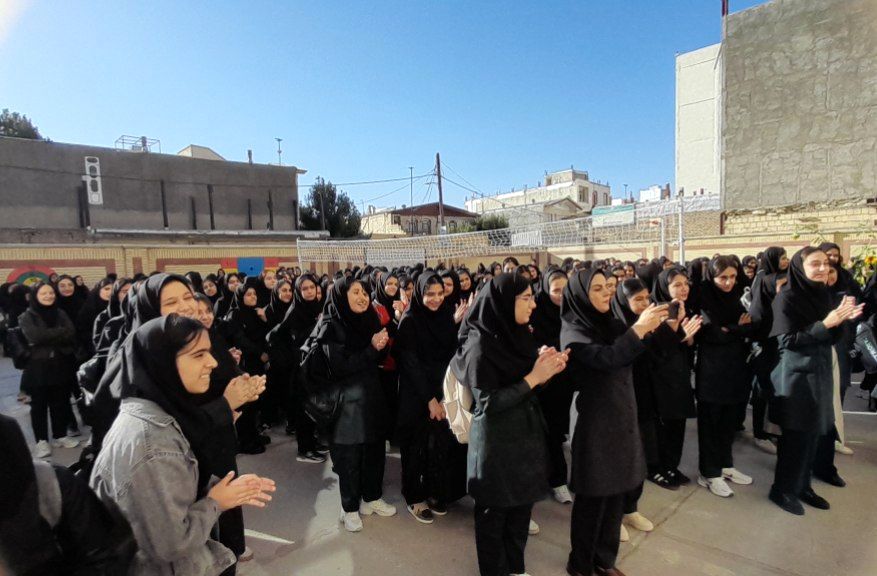 دانش‌آموزان با نوای دف و سرود به مدرسه بازگشتند