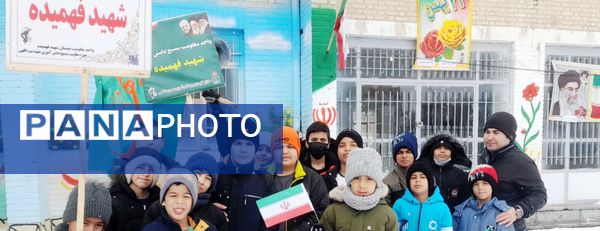 حضور پر شور فرهنگیان و دانش آموزان در کنار مردم ولایتمدار شهرستان صالح آباد در یوم الله ۲۲بهمن