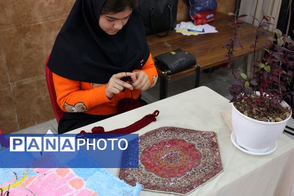 زنگ آغاز رقابت‌های هنری در گل‌های نمونه ورامین به صدا در آمد