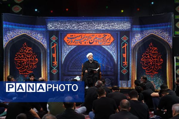 تجمع عظیم عاشقان در روز عاشورا به یاد امام حسین(ع)