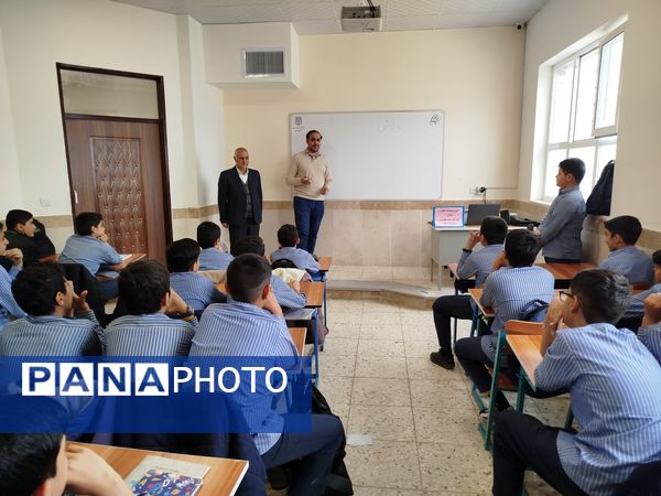 آموزش بهداشت دهان و دندان در دبیرستان نمونه مرحوم طاووسی