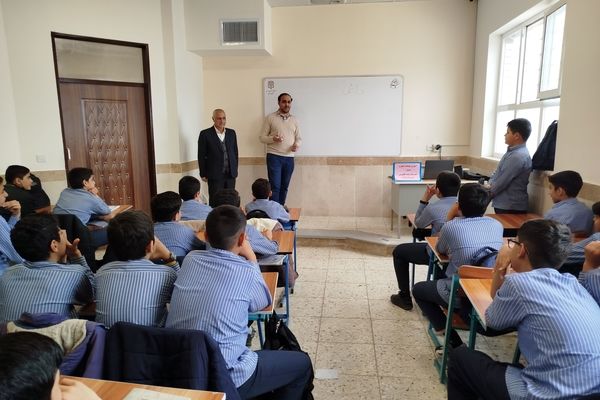 آموزش بهداشت دهان و دندان در دبیرستان نمونه مرحوم طاووسی