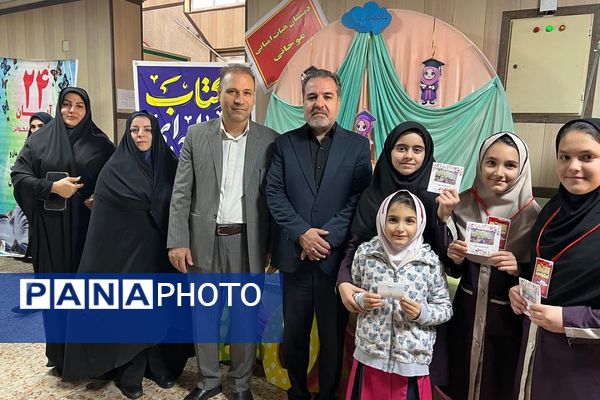ایجاد غرفه‌های کتاب توسط دانش‌آموزان به مناسبت هفته کتاب و کتابخوانی در ناحیه دو شهرری 