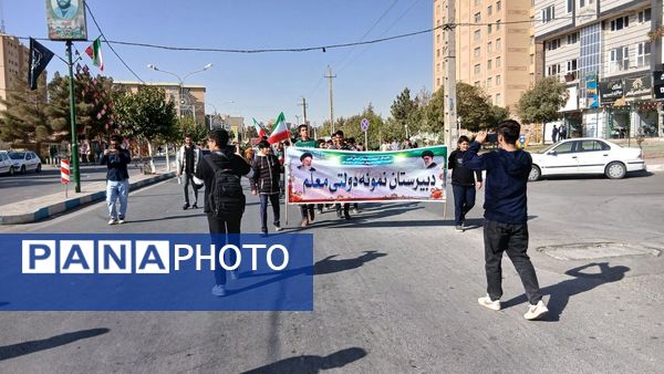 راهپیمایی 13 آبان دانش‌آموزان و مسئولین شهر مهستان