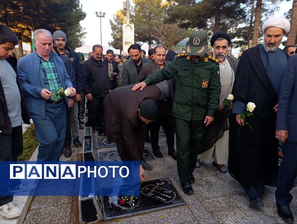 غبارروبی و عطرافشانی گلزار مطهر شهدا در نیشابور 
