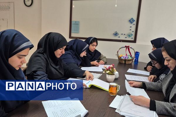  جلسات تمرین نمایش‌نامه‌خوانی در دبیرستان فرزانگان