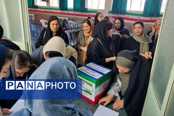 انتخابات انجمن اولیا و مربیان در دبیرستان دخترانه گراشی ناحیه۳