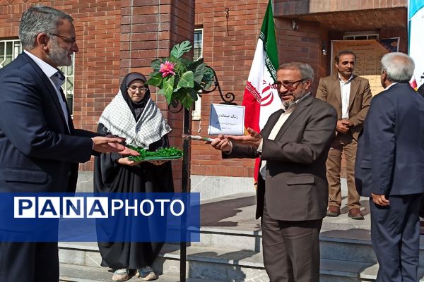 آیین نواختن زنگ استاندارد در هنرستان صدیقه ناظران 