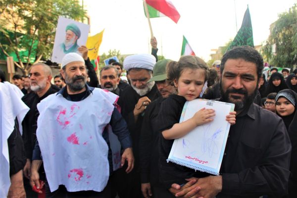 حماسه حضور نوجوانان کفن‌پوش قمی در راهپیمایی «عهد خون»