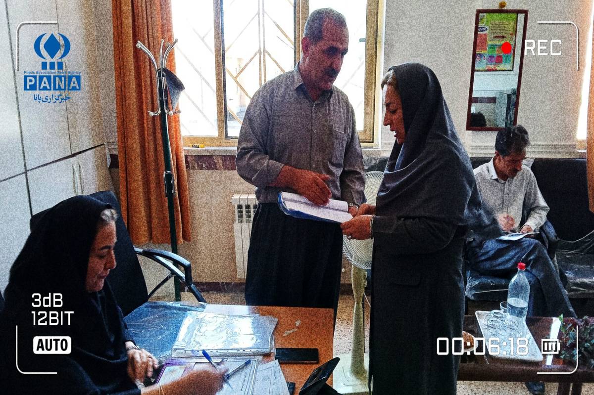 بازدید سرزده معاون آموزشی دهگلان از روند ثبتنام هنرستان بعثت