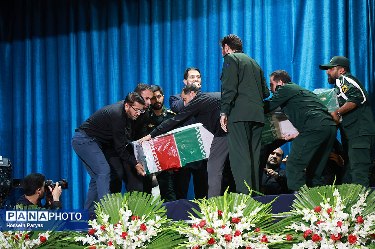 مراسم وداع با پیکر شهدای خدمت در مصلی تهران