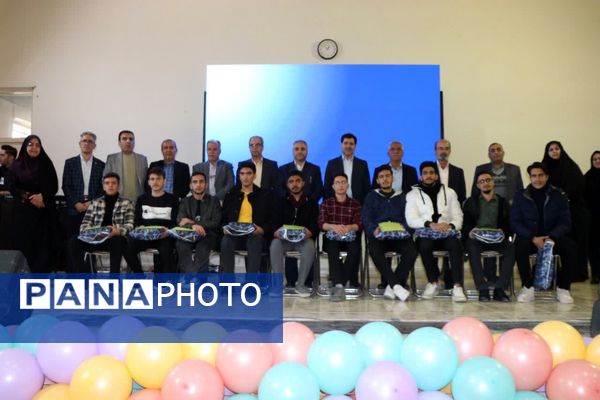 آیین تقدیر از دانش‌آموزان برتر سال تحصیلی ۱۴۰۳-۱۴۰۲ «جشن ستارگان»