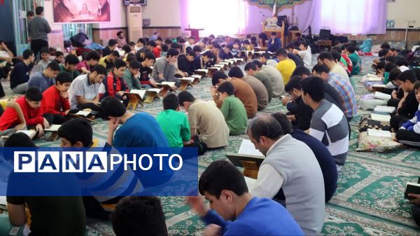 اعتکاف دانش‌آموزی در قائمشهر