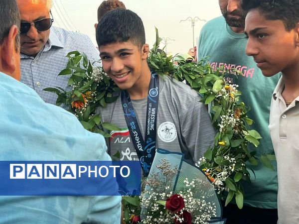 استقبال محمودآبادی‌ها از نایب قهرمان رقابت‌های کشتی نوجوانان جهان