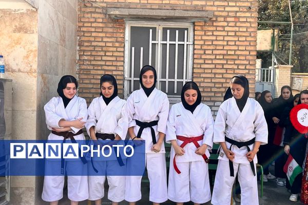 قدرت،هیجان و مهارت در نمایش کاراته کاران دبیرستان رضوان در افتتاحیه المپیاد ورزشی