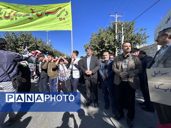 راهپیمایی ۱۳ آبان مدرسه شهید رجایی یک بجنورد