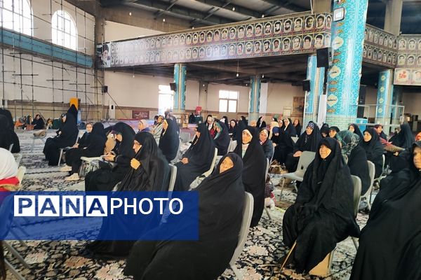 دکلمه‌خوانی دانش‌آموزان در مقابل مادران شهرستان قدس به‌مناسبت روز مادر